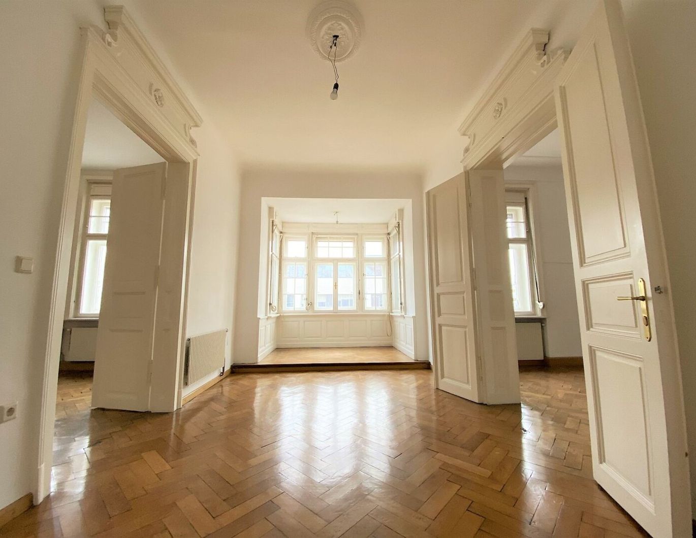 Provisionsfrei - Exklusive, wunderschöne 5-Zimmer-Altbauwohnung mit KFZ-Garage und 2 Balkonen in absoluter Bestlage in St. Leonhard