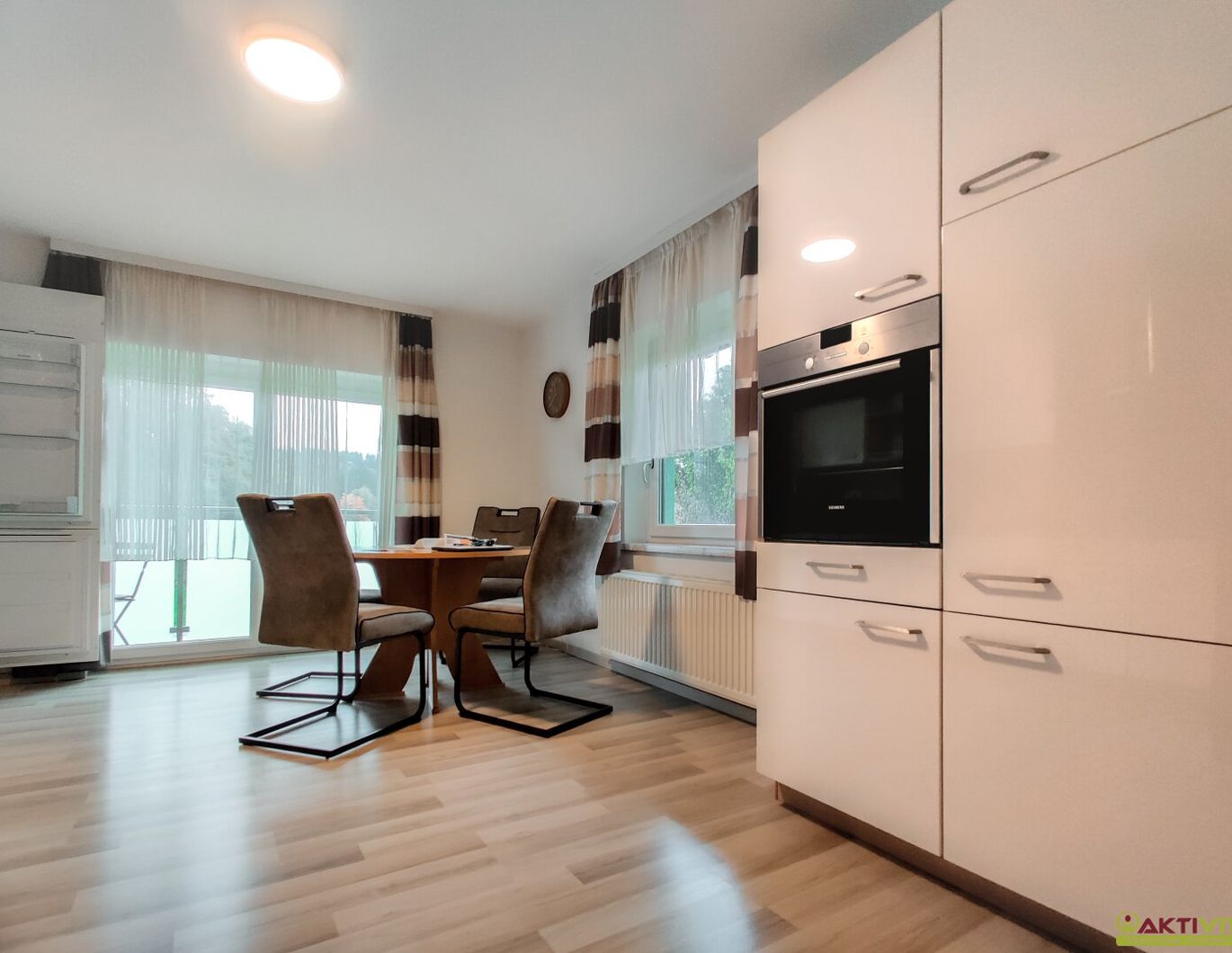 Charmantes Wohnhaus mit zwei Wohneinheiten, Balkon, Wintergarten und Garage in Vöcklamarkt.