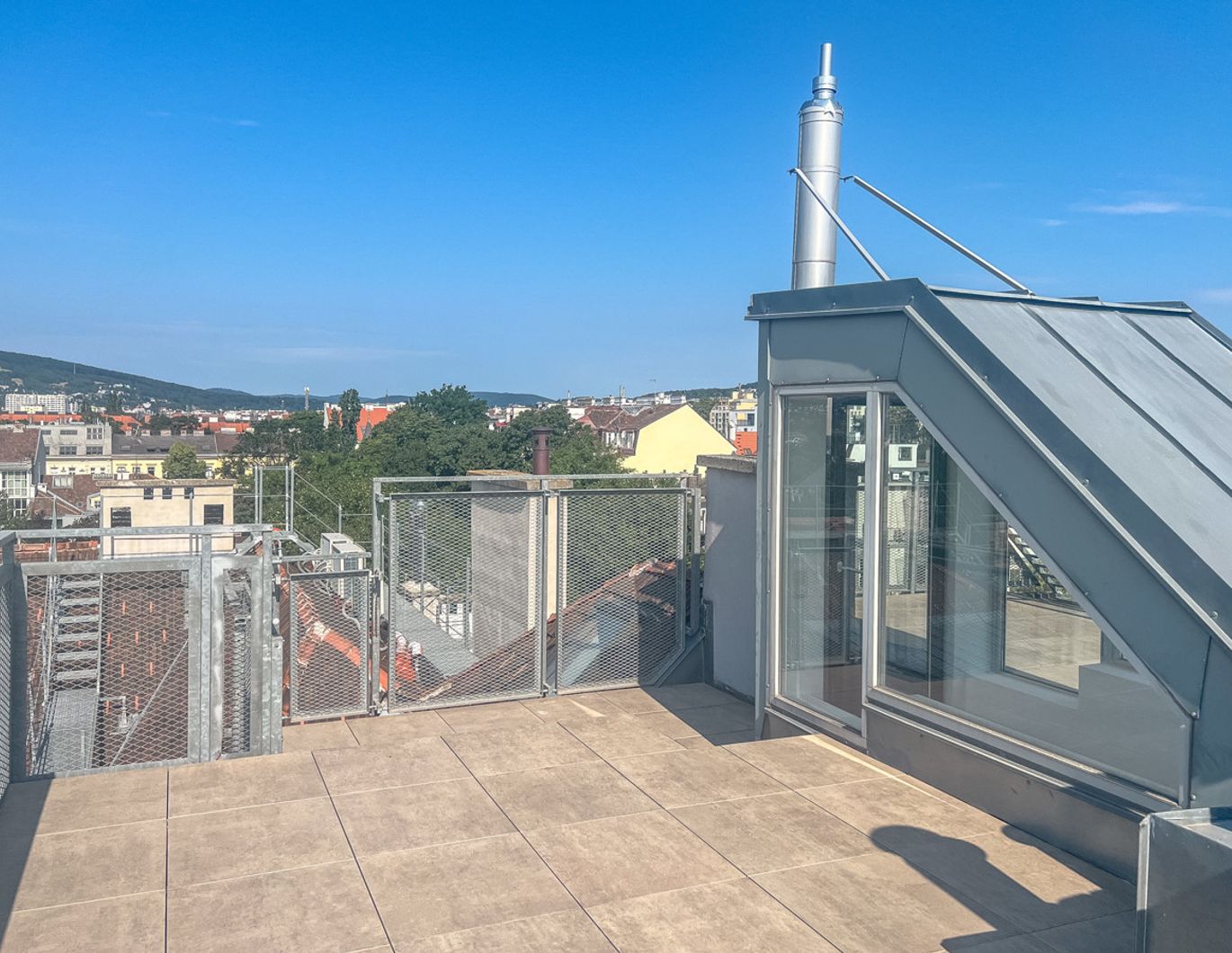 Exquisite Dachgeschosswohnung mit Terrasse und Rundumblick in Alt-Penzing