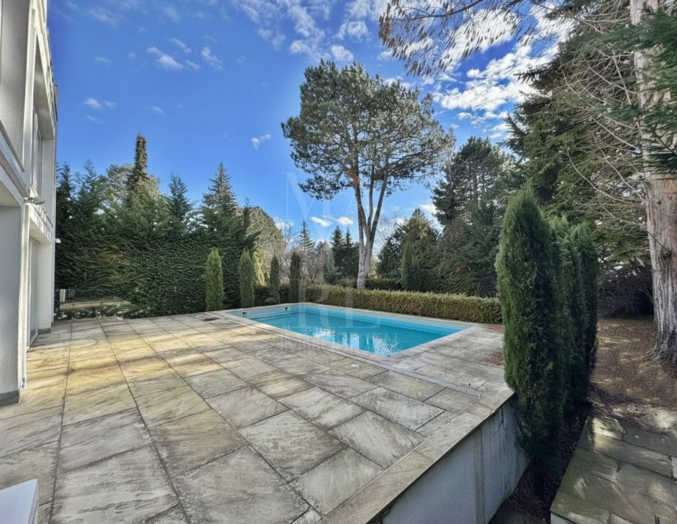 Repräsentative, moderne Villa mit Pool in absoluter Grünruhelage