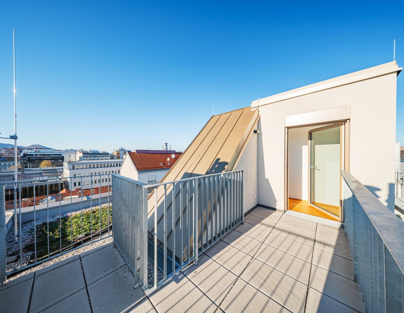 HOCH HINAUS >> großzügig Wohnen im 2. Dachgeschoss >> Dachterrasse mit Wien-Blick >>