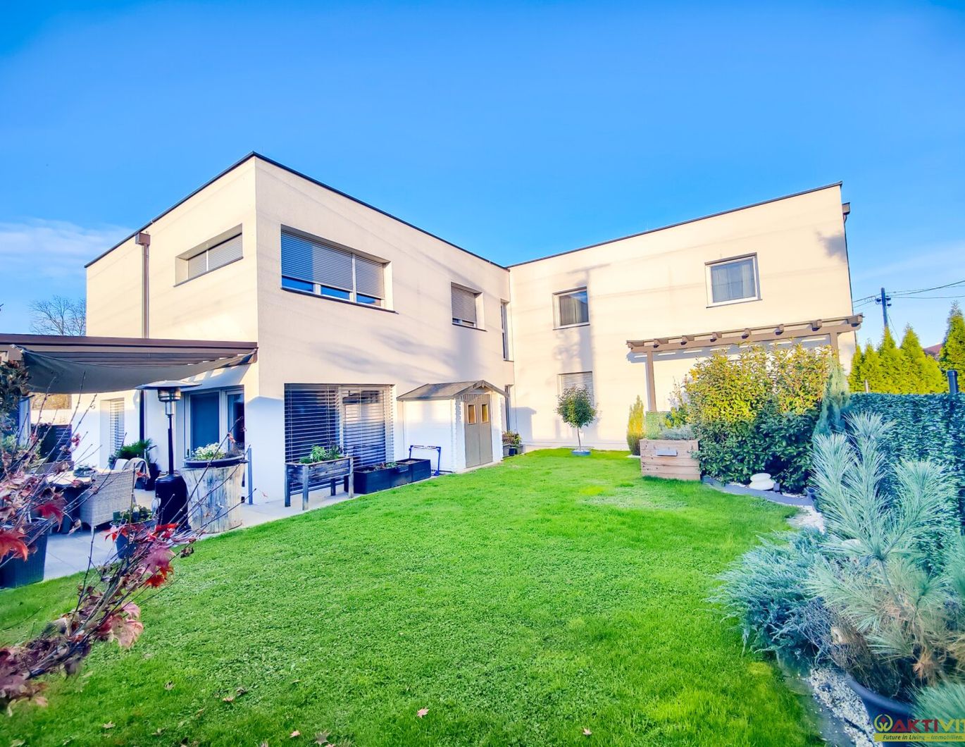 Neuwertiges Wohnhaus mit 5 Einheiten. - Ideal Autobahn-Anbindung mit vielfältigem Potential.