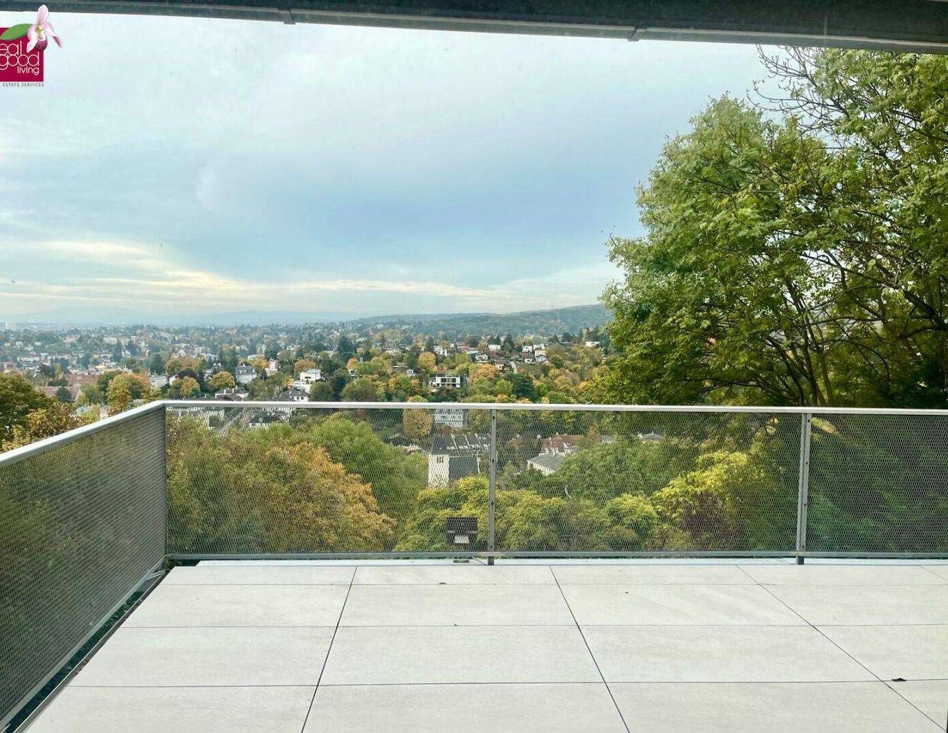 Wohngenuss mit Traumfernblick: Teilmöblierte Traumvilla mit Outdoorpool, Garten, Sauna, Jacuzzi Indoor, Tischtennistisch, etc.