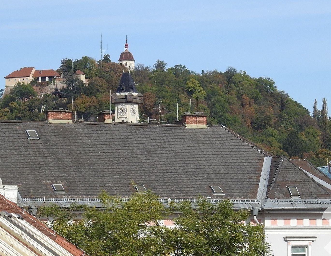 GENIAL ZENTRAL FÜR STADTLIEBHABER Wunderschöne, neuwertige und große Garconniere in schönem Jugendstilhaus
