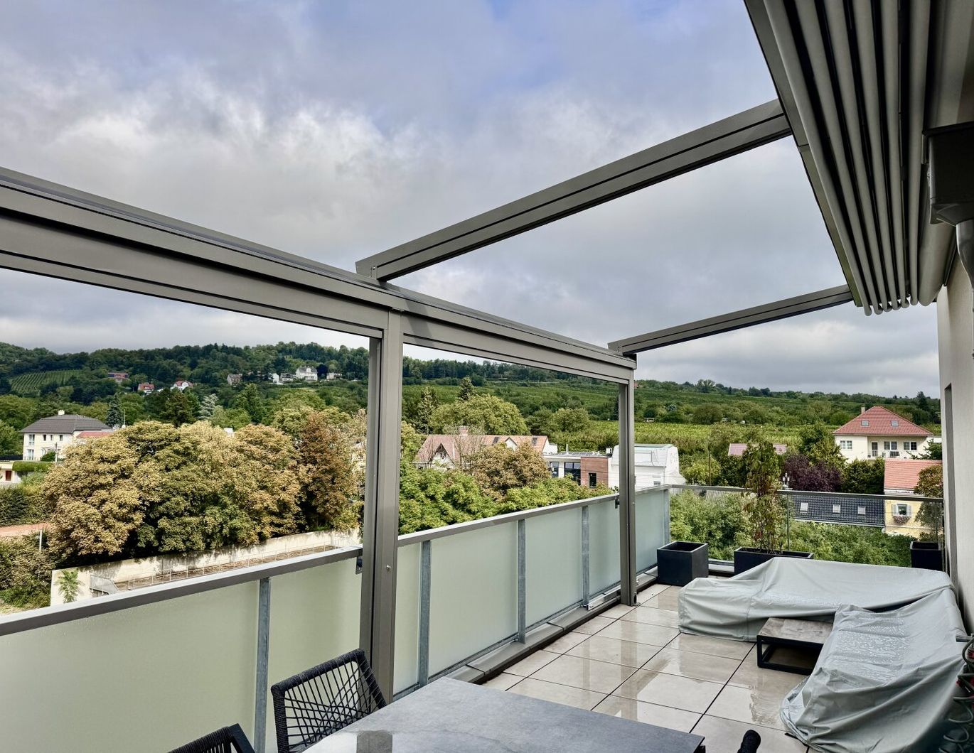 MODERNE DACHTERRASSENWOHNUNG MIT BLICK AUF DEN BISAMBERG