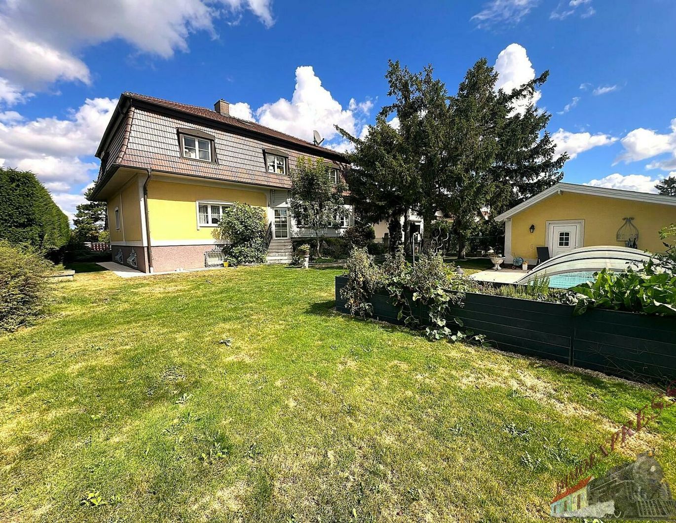 AKTIONSPREIS!! Familientraum einmalig! 250 m² Wohnfläche + 140 m²Keller! Großer Garten mit Swimmingpool! + Garage+ Sauna!