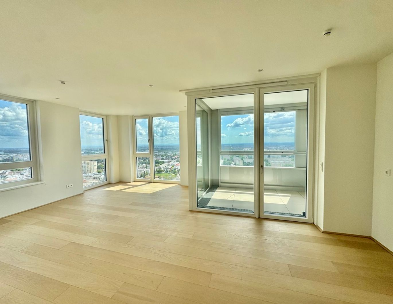 32. Stock! Modernes Wohnen hoch über der Skyline: Donauzentrum und U1 vor der Türe! PROVISIONSREI