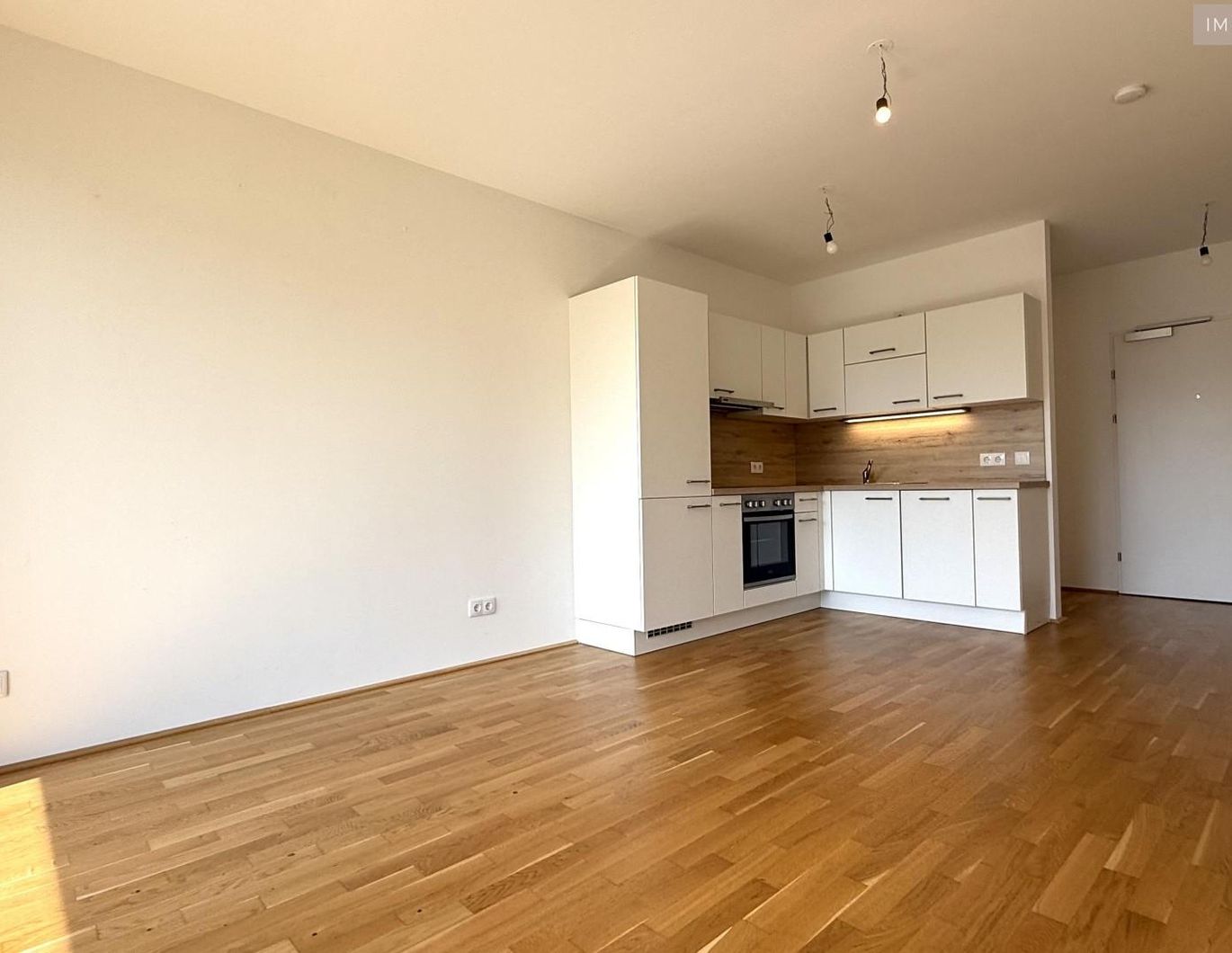 Günstige Neubauwohnung mit MEGA-SÜD-BALKON (11,77m²) nahe Akademiepark