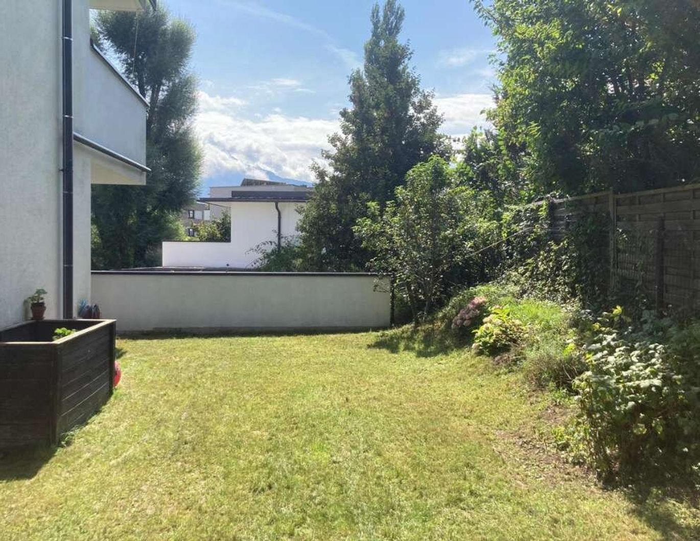 Moderne Wohnung mit Terrasse und Garten