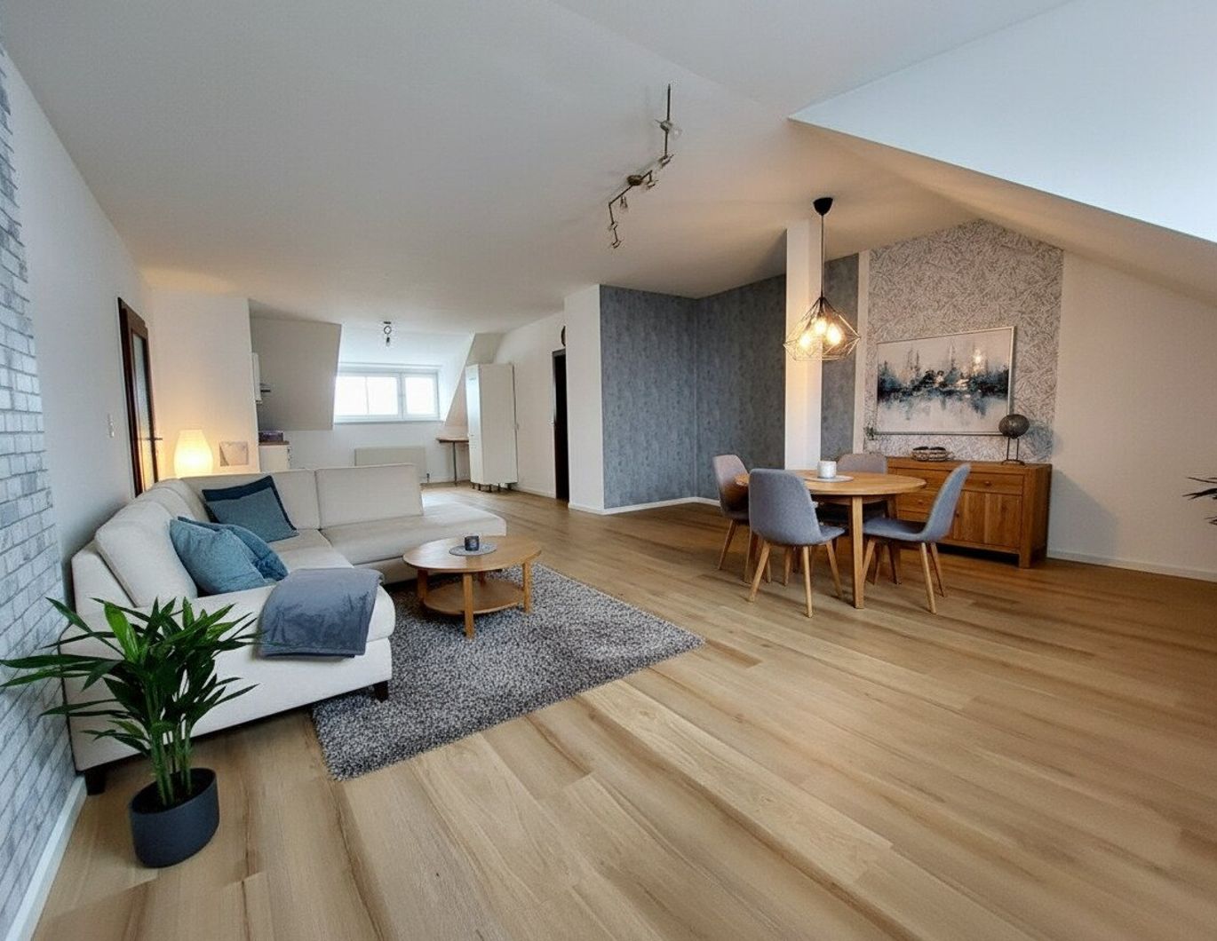 Modernisierte Dachgeschoß-Wohnung mit Küche in Knittelfeld