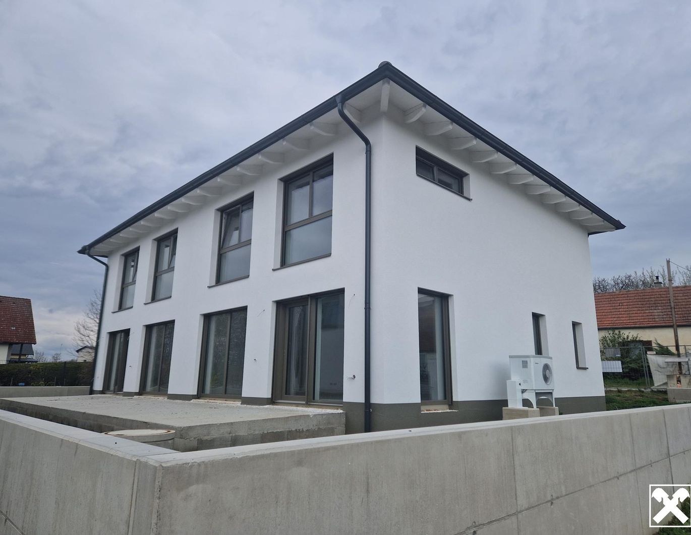 WOHNEN AN DEN DONAUAUEN UND AM WAGRAM: MODERN, MASSIV & HOCHWERTIG WOHNEN IN DER WEINREGION WAGRAM MIT BESTER INFRASTRUKTUR UND VERKEHRSANBINDUNG