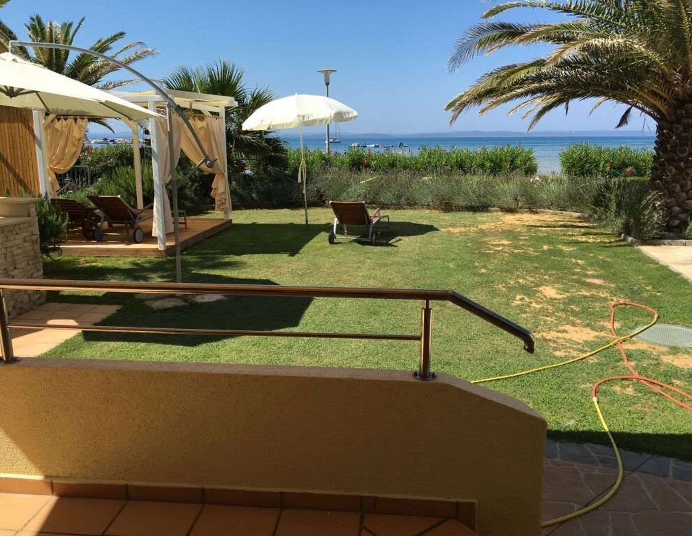 Exklusive Erdgeschosswohnung direkt am Sandstrand mit Garten und Garage