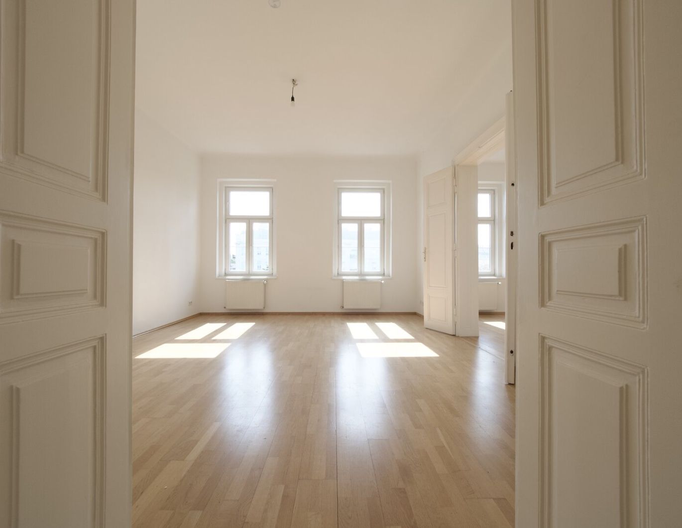 Lichtdurchflutete 4-Zimmer-Altbauwohnung in klassischem Gründerzeithaus in U-Bahn-Nähe