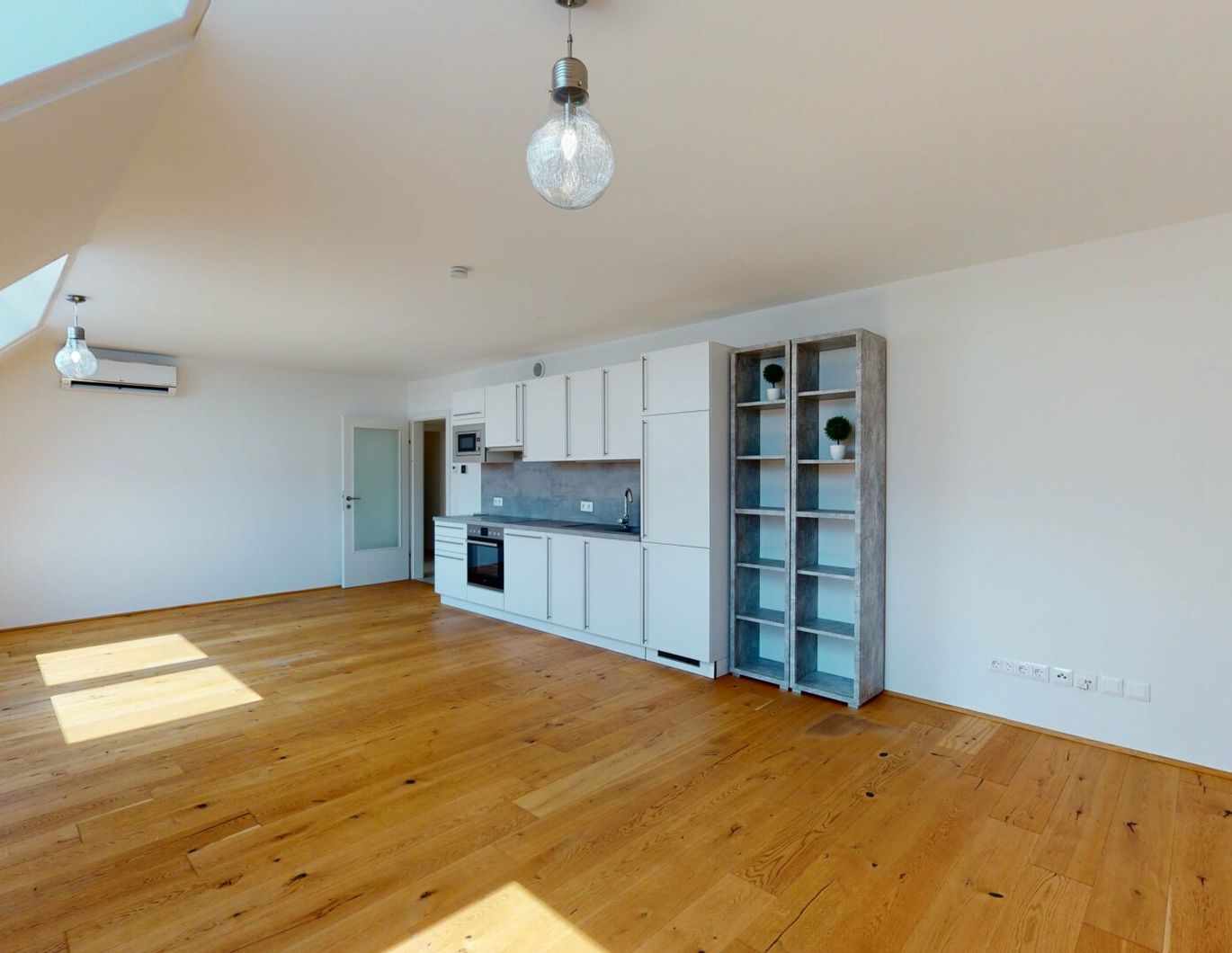 Moderne Dachgeschosswohnung, klimatisiert und gut geschnitten