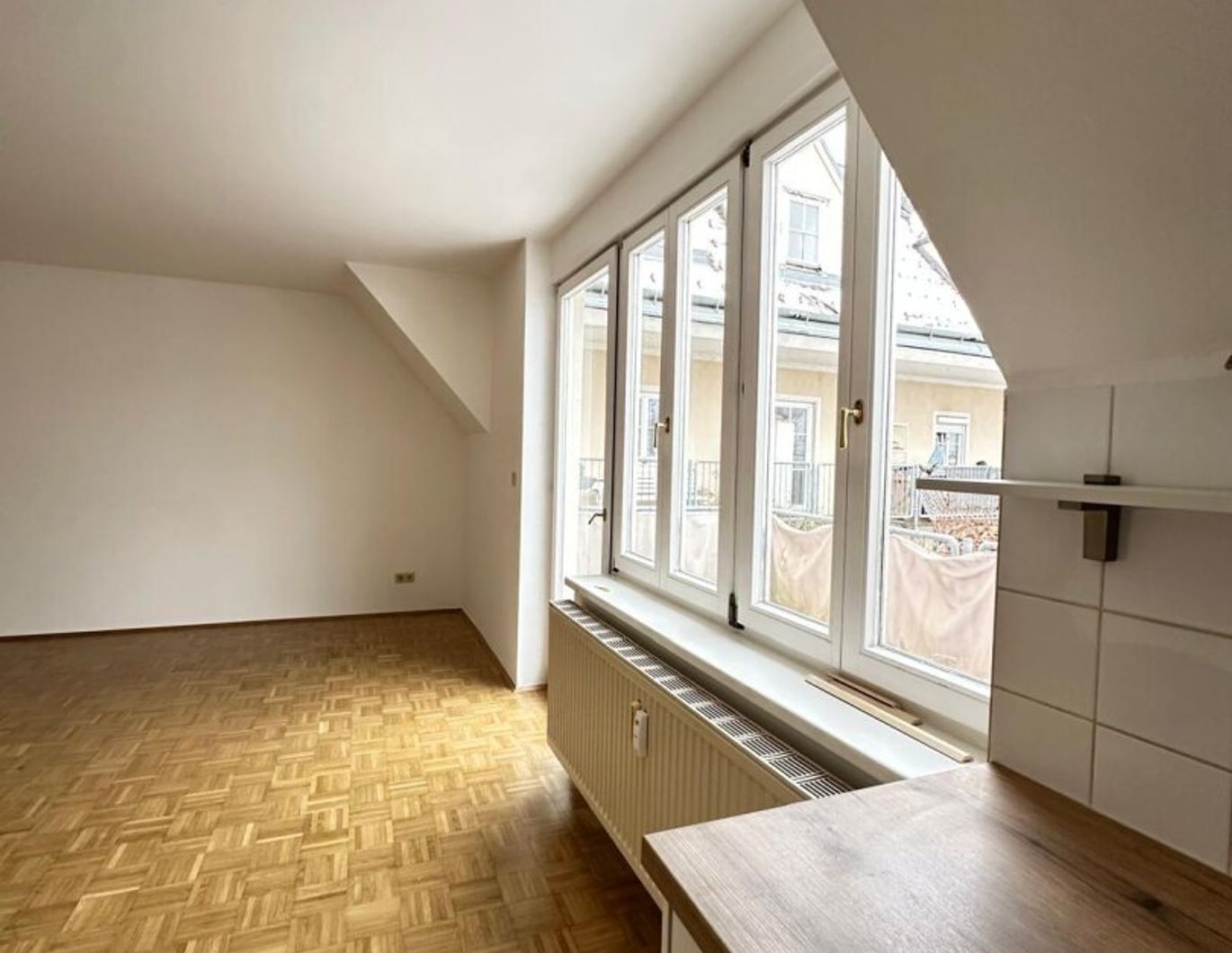 Prächtige Eineinhalbzimmerwohnung in der Grazerstraße, mit Balkon, zu vermieten! Frisch saniert