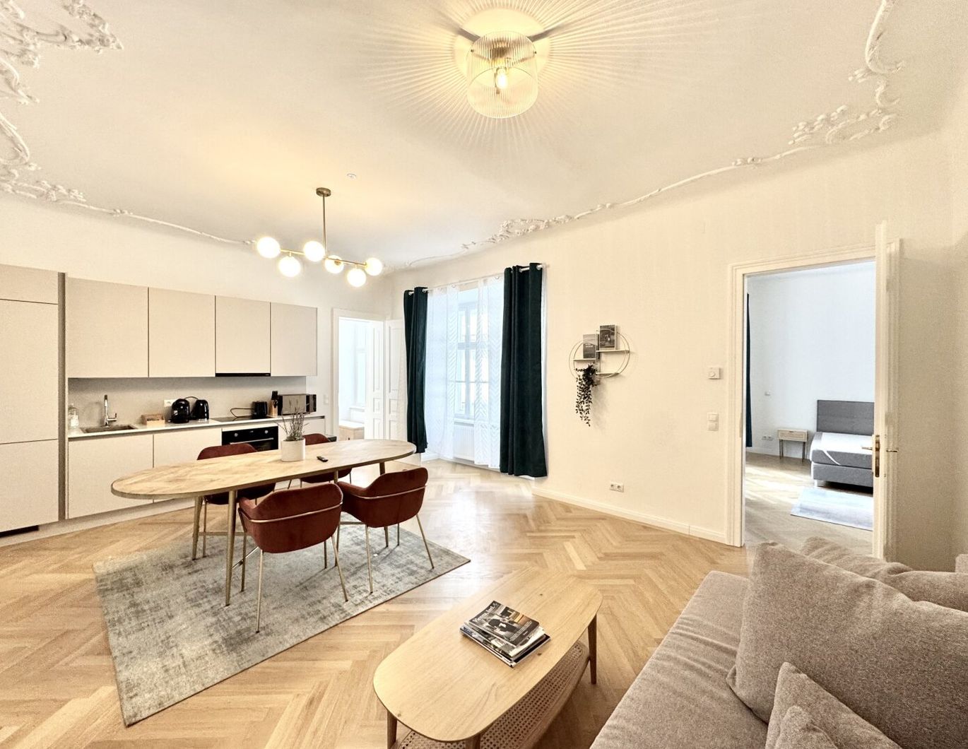 SOFORT BEZUGSFERTIG! Hofruhelage + Stuckdecken + historisches Biedermeierhaus + geschmackvolle Ausstattung!