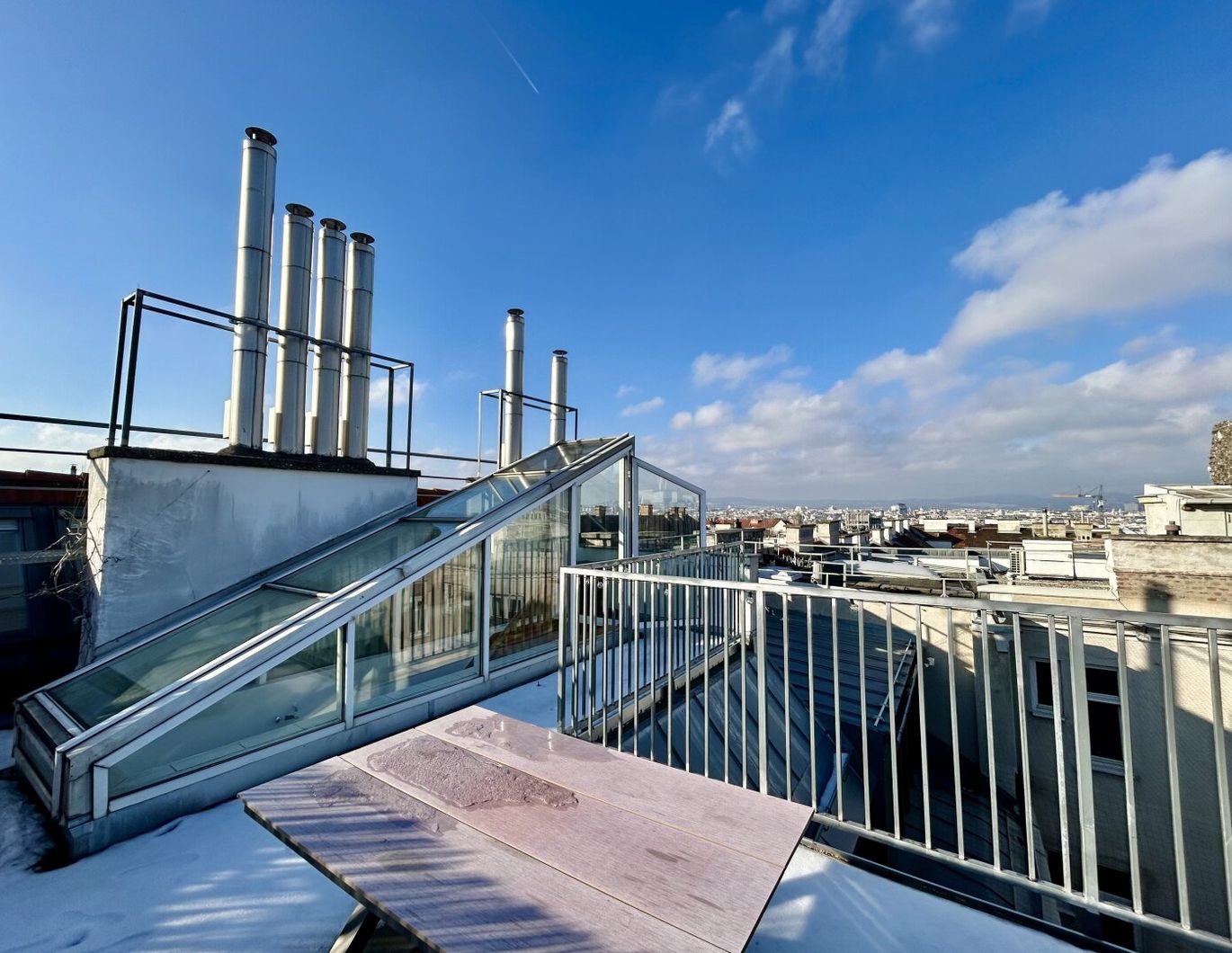 Neuer Preis! Traumhafte 3-Zimmer-DG-Wohnung mit Terrasse und Stadtblick in 1040 Wien!