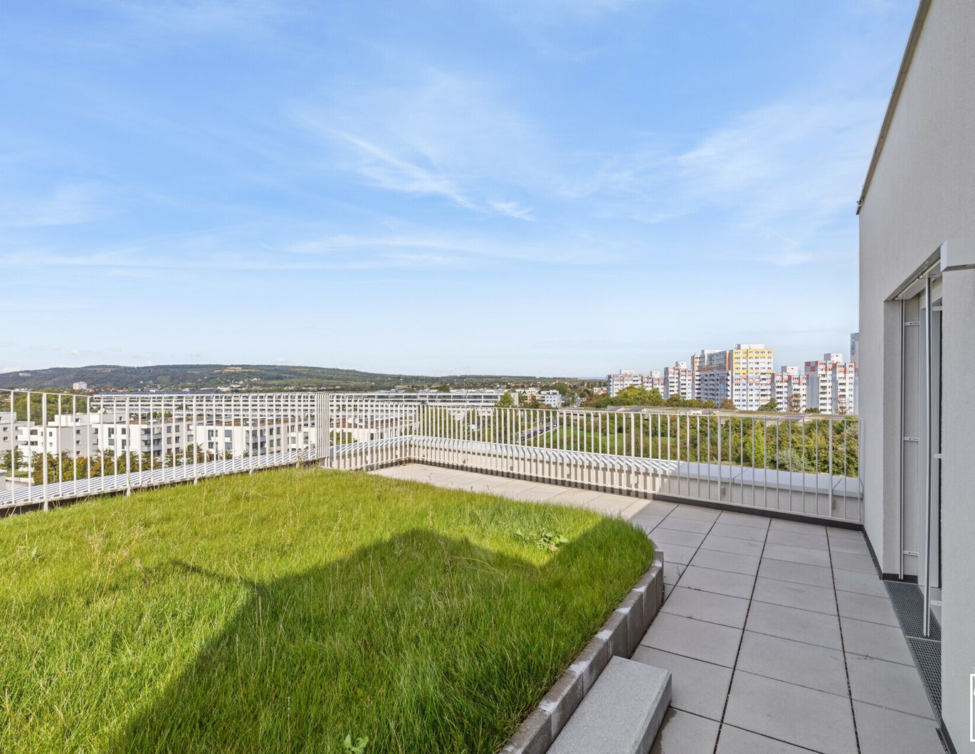 LICHTDURCHFLUTETER 3-ZIMMER-ERSTBEZUG IM DACHGESCHOSS MIT TRAUMHAFTEM DACHGARTEN - PROVISIONSFREI!