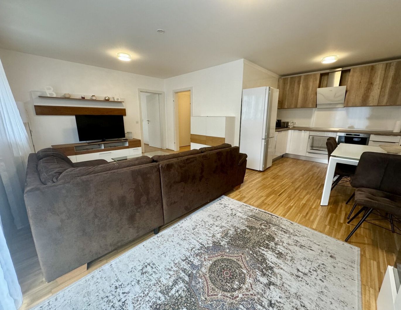 Neuwertige 2-Zimmer-Wohnung mit Balkon in U-Bahn-Nähe - voll möbliert!