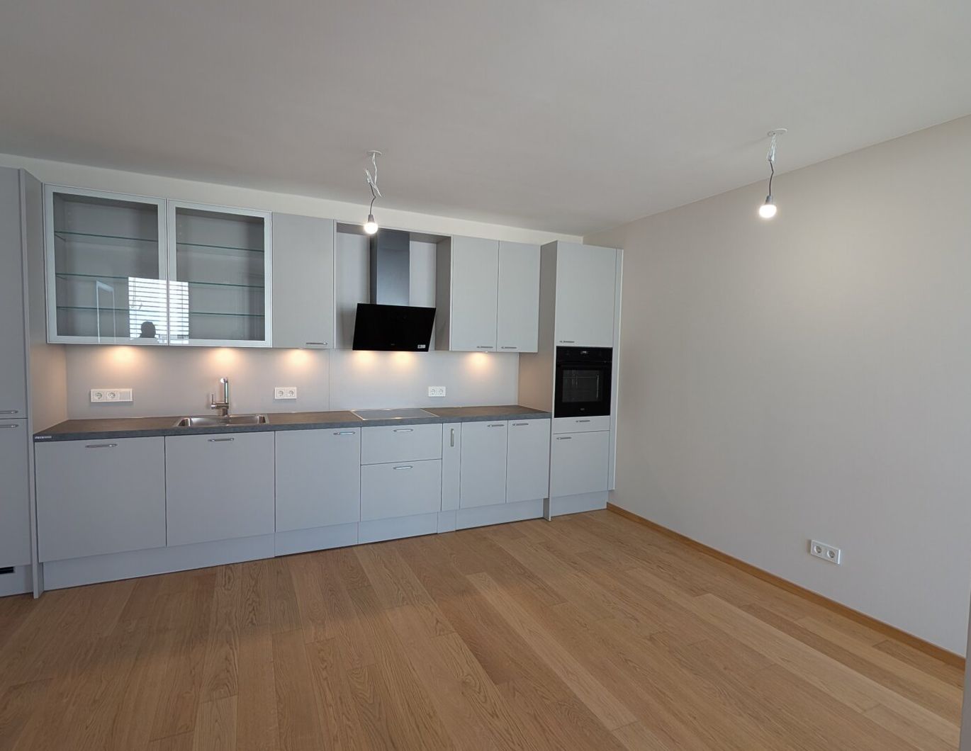 Erstbezug: Akonti für Warmwasser und Heizung inkludiert! Entzückende 2 Zimmerwohnung mit einer kleinen, aber feinen Loggia in sehr guter Infrastrukturlage