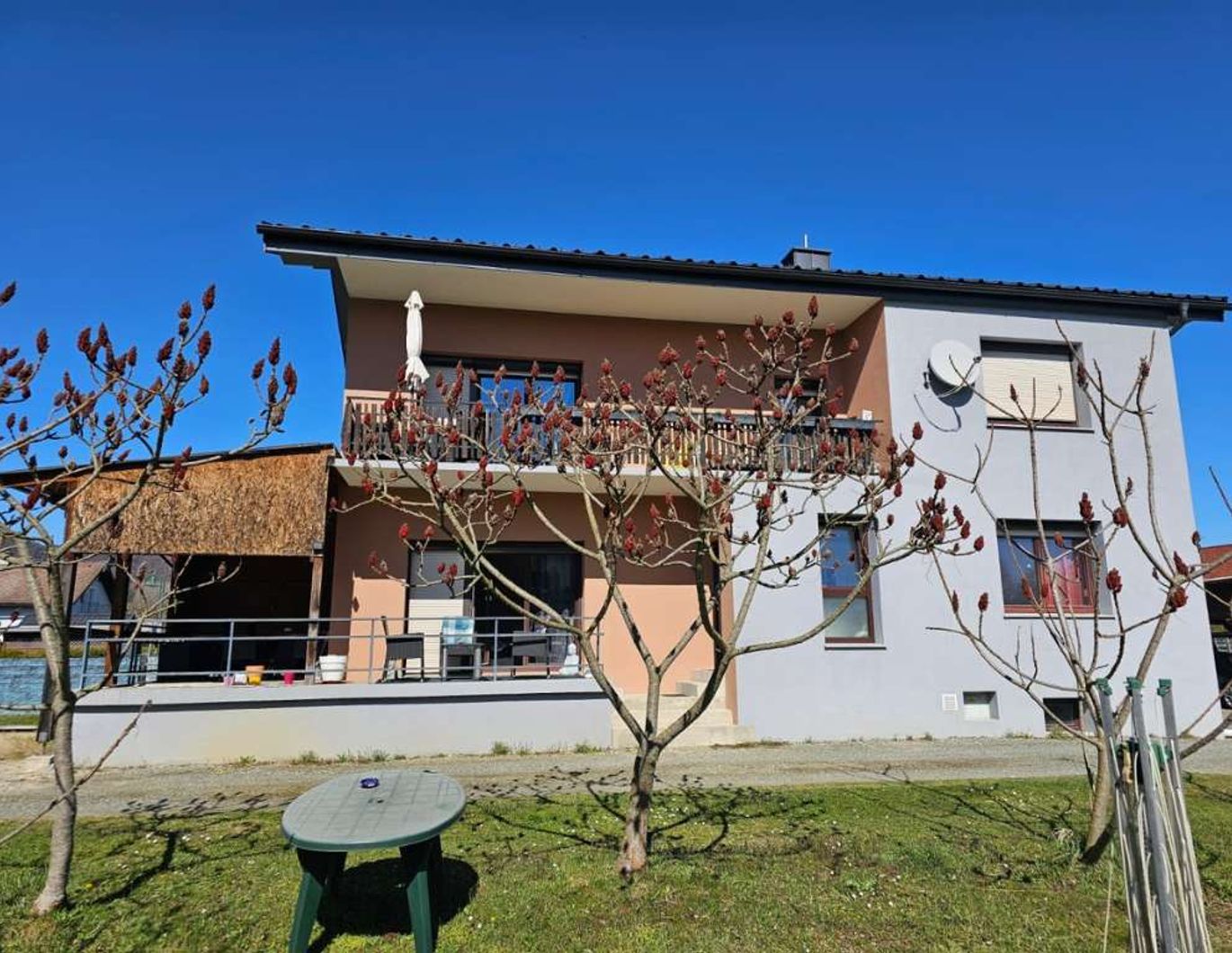 Zweifamilienhaus mit großzügigem Garten in schöner, familiärer Lage in Lebring