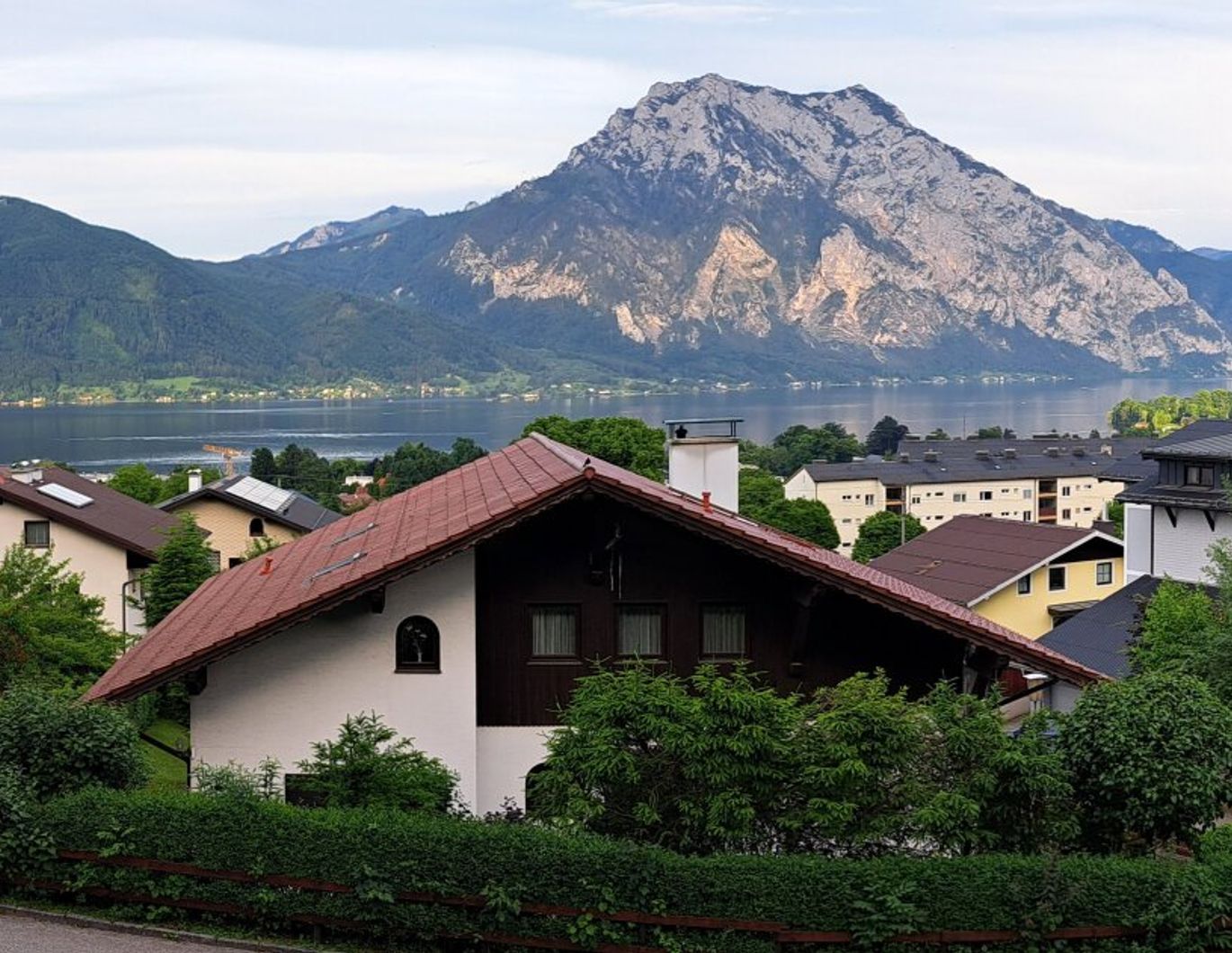 3-Zimmer-Loggia-Wohnung, mit Blick auf den Traunsee und den Traunstein.