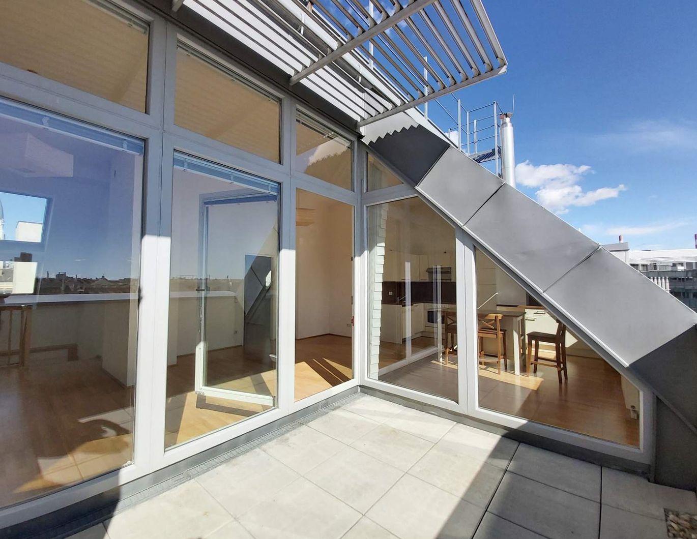Moderne Maisonette mit 3 Zimmern und Dachterrasse nächst Enkplatz!