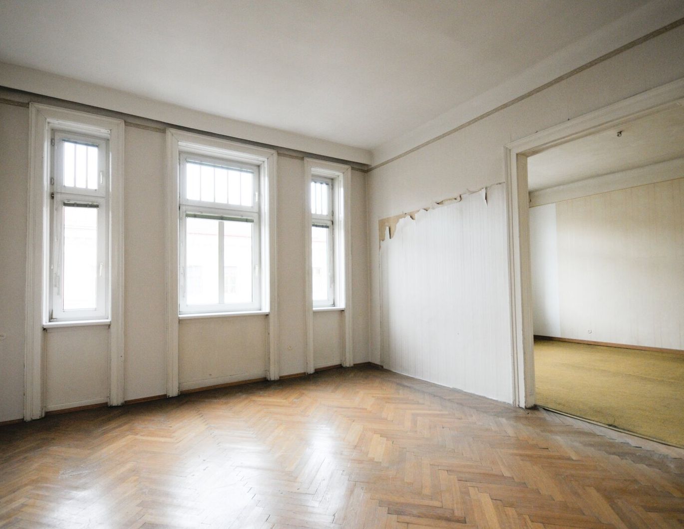 3-ZIMMER-ALTBAU MIT BALKON - SANIERUNGSBEDÜRFTIG IN TOP LAGE!