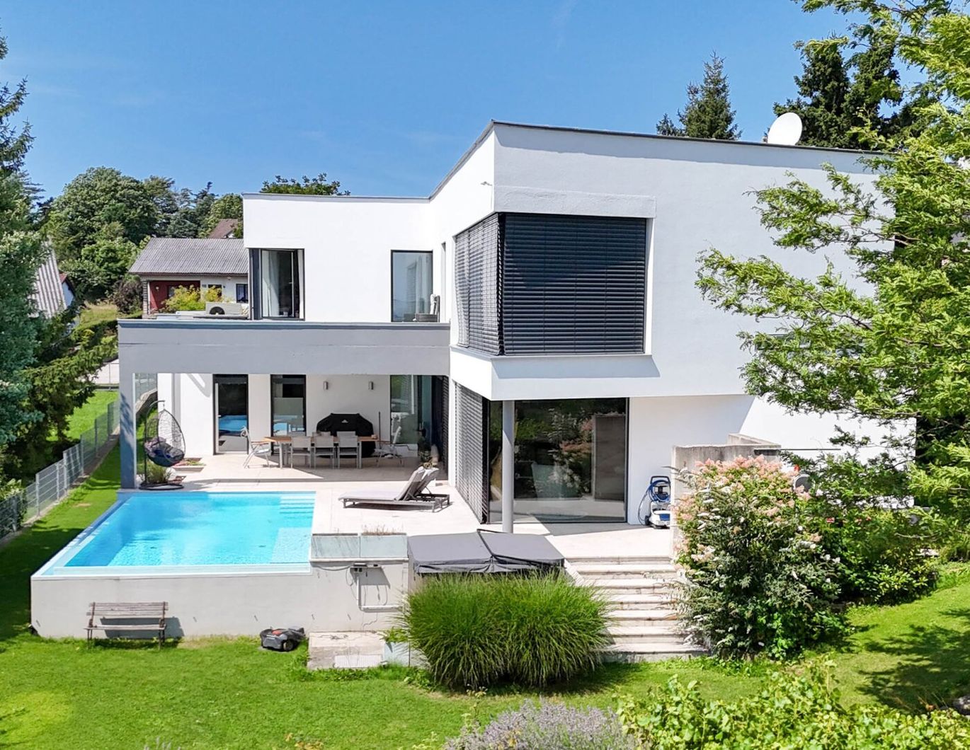 Luxus im Grünen: Architektenvilla mit mediterranem Flair und Alpenpanorama