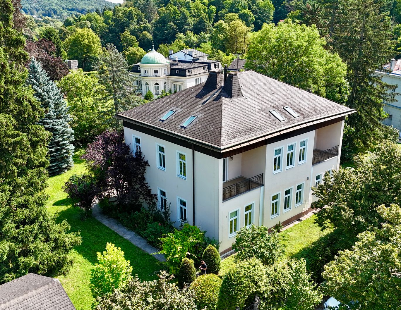 DG-Wohnung in einer Villa inkl. Dachterrasse, Lift, Luftwärmepumpe, Fußbodenheizung, Weinkeller u.v.m.!