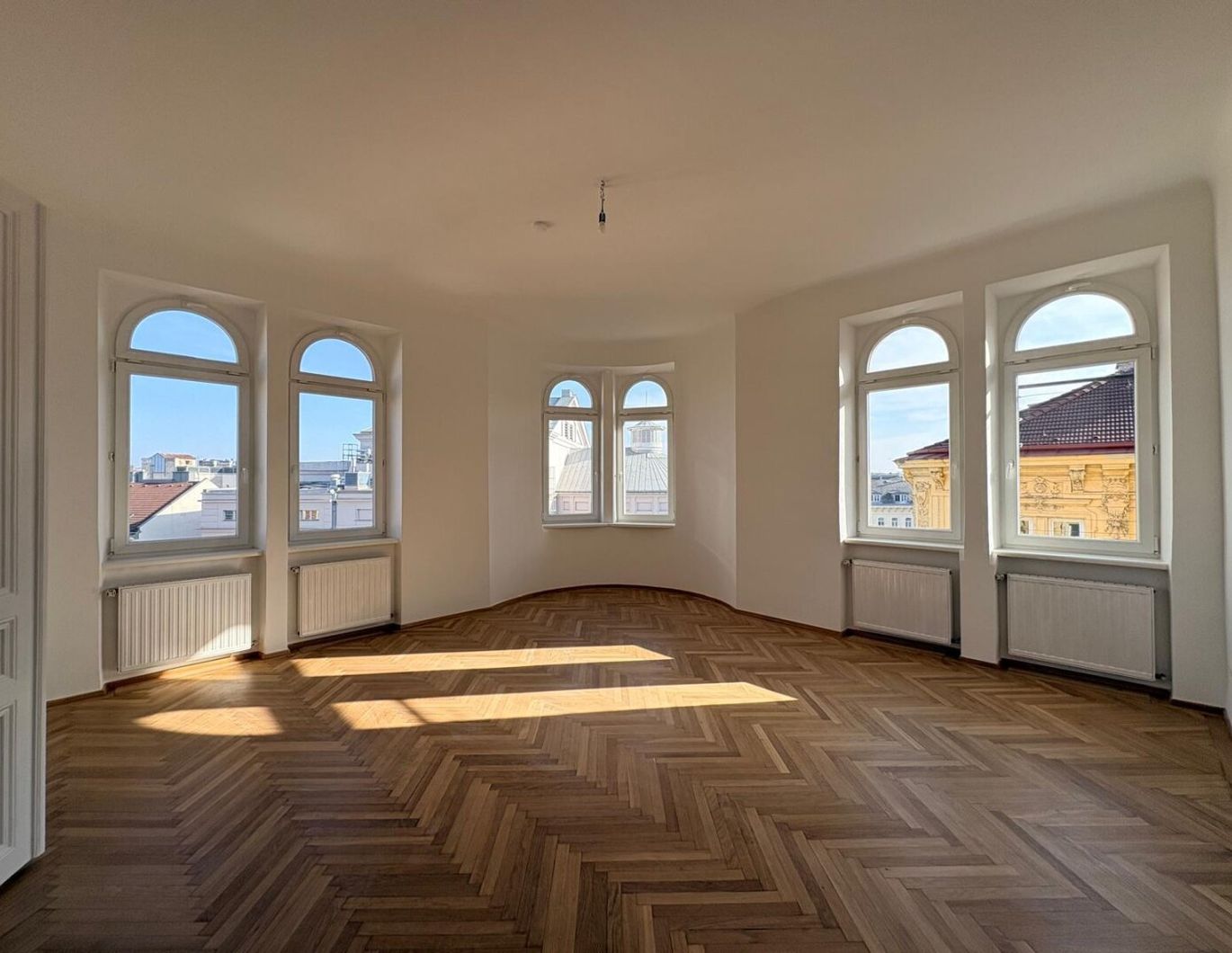 Erstbezug - großzügige Stilaltbauwohnung vis a vis des Raimund Theater gelegen!