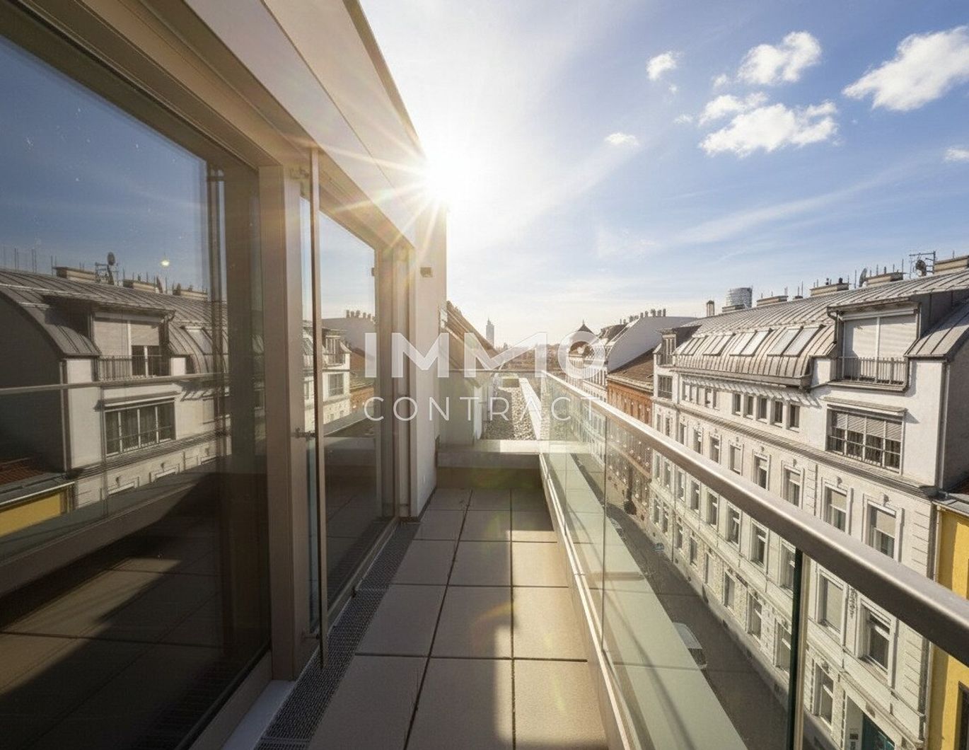 BEIM DONAUUFER: Klimatisierte 3-Zimmer-Dachgeschosswohnung mit sonnigem Glasbalkon