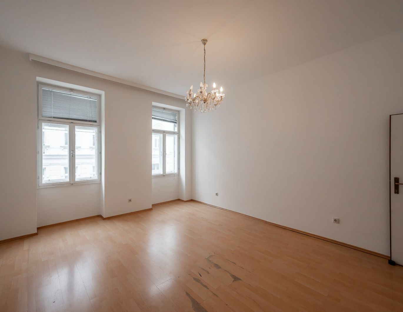 ++NEU++ sanierungsbedürftige 2-Zimmer Altbau-Wohnung! sehr guter Grundriss möglich!
