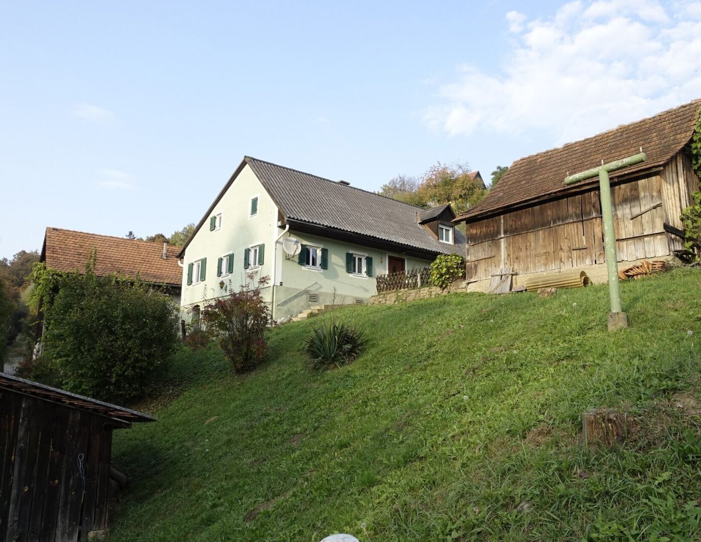 Einfamilienhaus mit Nebengebäuden in ruhiger Sackgassenlage in begehrter Lage am Fuße des Gedersbergs!