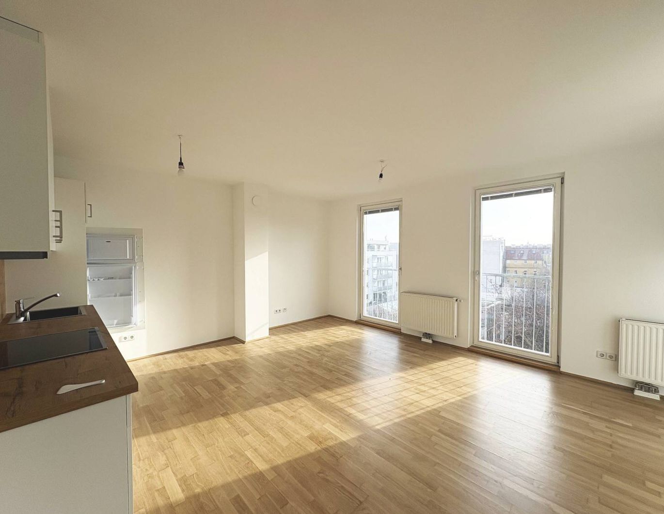 Lichtdurchflutete 2-Zimmer-Wohnung mit neuer Küche - Loggia in den Innenhof - direkt beim Enkplatz!