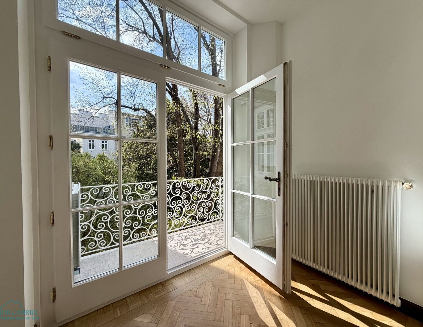 SCHÖNE ALTBAUMIETE MIT ZWEI BALKONEN - ERSTBEZUG NACH SANIERUNG