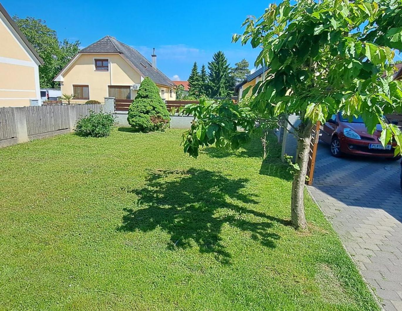 DOPPELHAUSHÄLFTE MIT GARTEN
