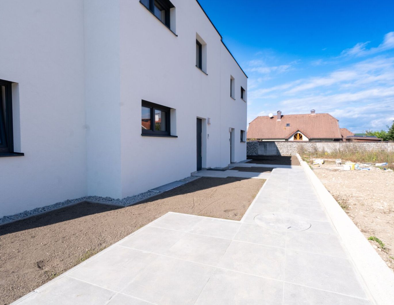 PROVISIONSFREI - Moderne Doppelhaushälfte in Pucking: 6 Zimmer, Keller, Garten & 2 Garagen + 3 Außenstellplätze