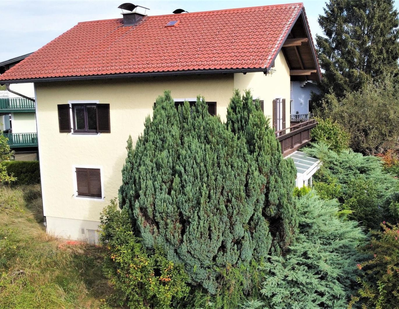 Ein- bis Zweifamilienhaus mit Garage aus den 70ern