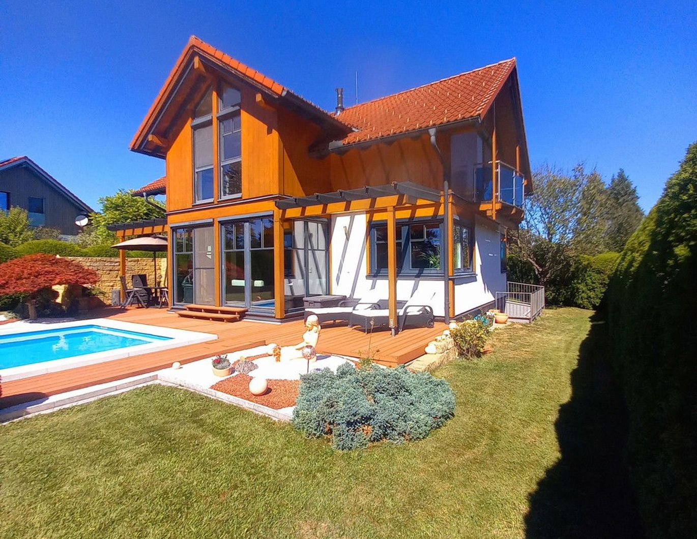 Sehr gepflegtes Einfamilienhaus in sonniger Grünlage mit Swimmingpool und Galerie PROVISIONSFREI