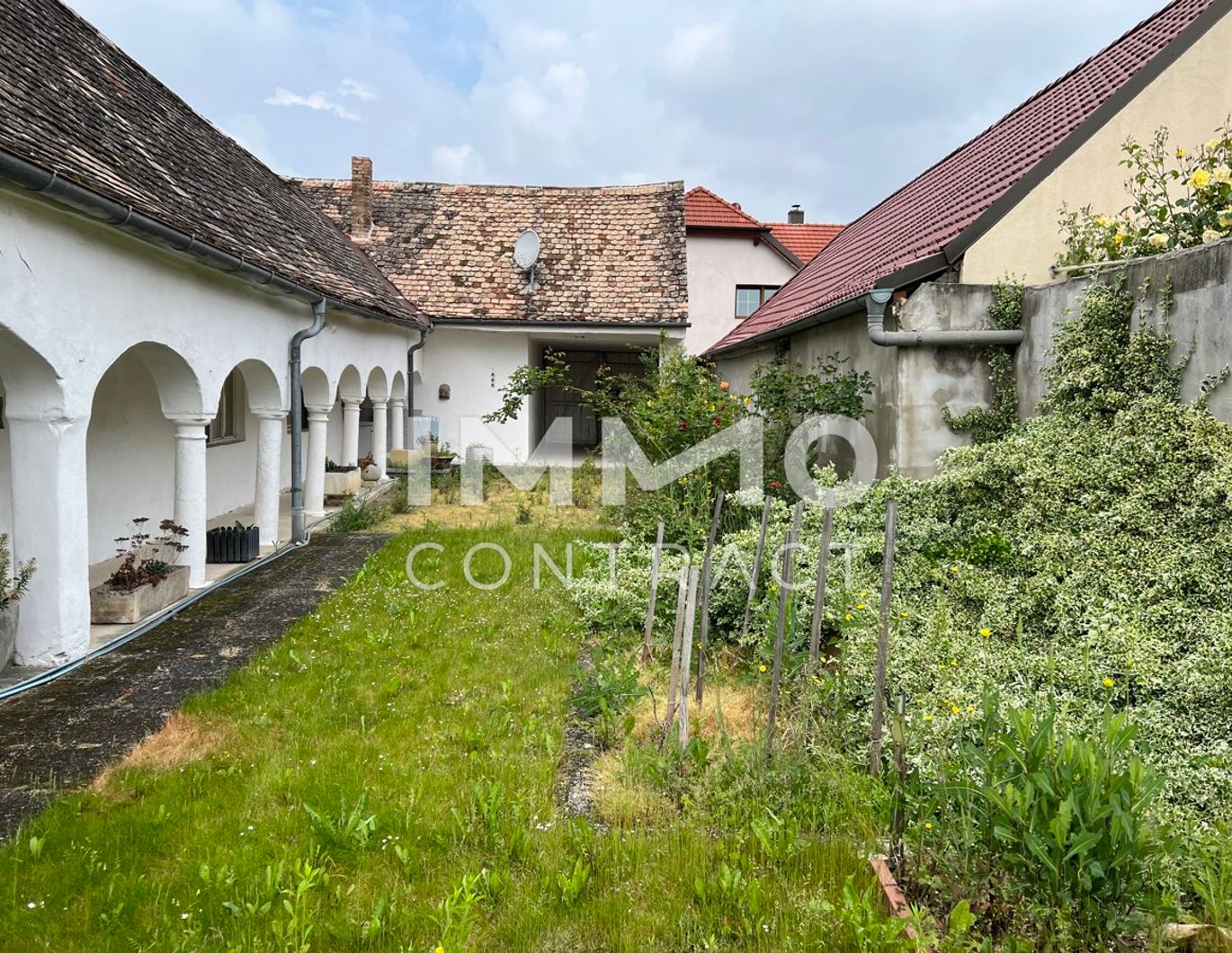Schnäppchen Arkadenbauernhaus mit Innenhofatrium und Garten in ruhiger Lage !Bedarf Renovierung!
