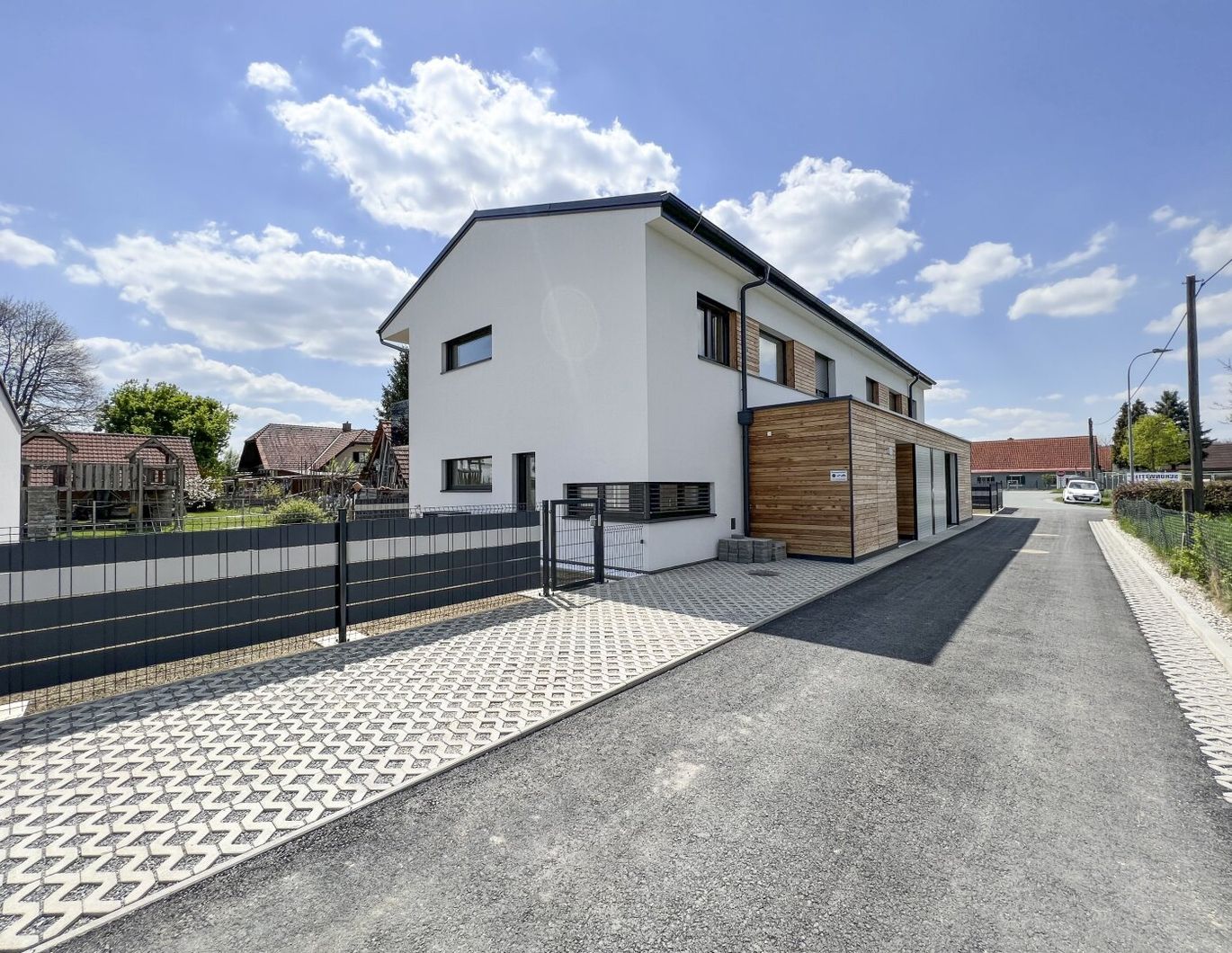 Hochwertige Doppelhaushälfte mit DAN-Küche, Doppelcarport, 530 m2 Grundstück und vielen Extras!!