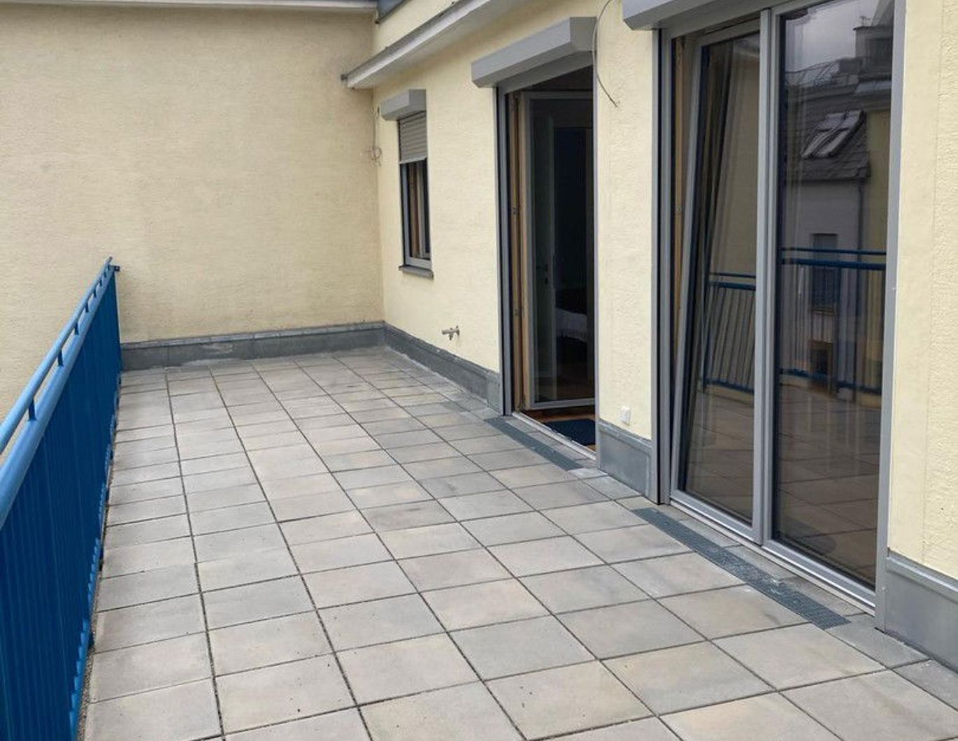 Provisionsfrei: Moderne Dachgeschosswohnung mit großer Terrasse in verkehrsarmer Seitengasse