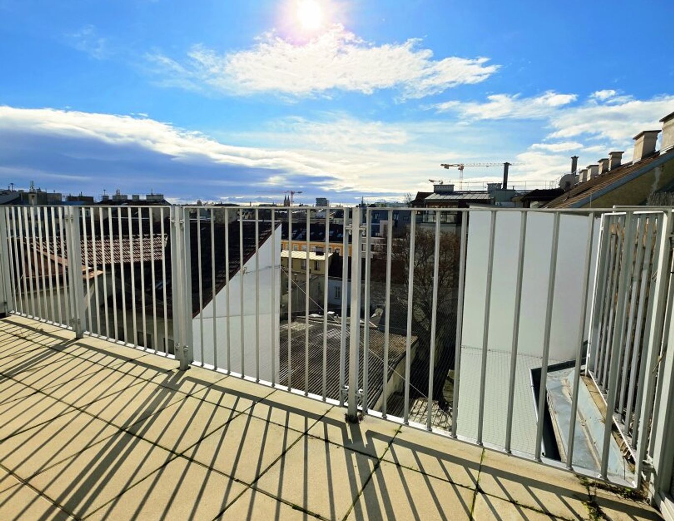 Traumblick - Ihr Logenplatz über der Stadt! Wohnen im Dachgeschoss mit WOW-Effekt! Traumhaft saniertes Altbauhaus + Hofseitige Terrasse + Tolle Infrastruktur und Anbindung + Lebensqualität pur!