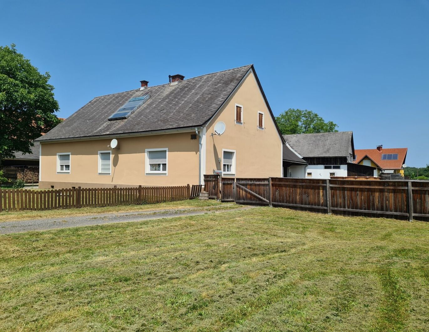 Geräumiges Bauernhaus samt großem Nebengebäude im Bauland