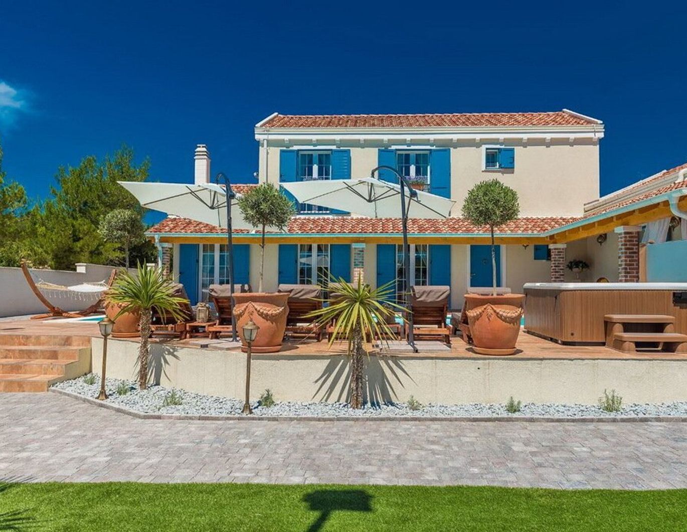 Luxuriöse Villa mit Pool und Tennisplatz