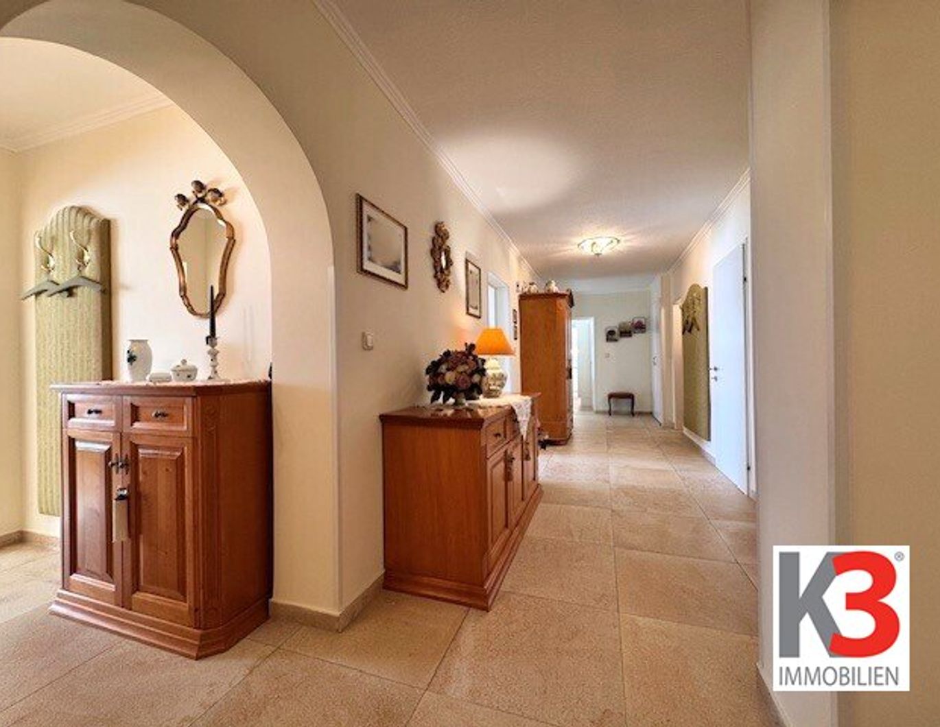 K3! Lebenswertes Bergheim! Traumhafte, hochwertig sanierte Dreizimmerwohnung inklusive Terrasse sowie Carport und Stellplatz!