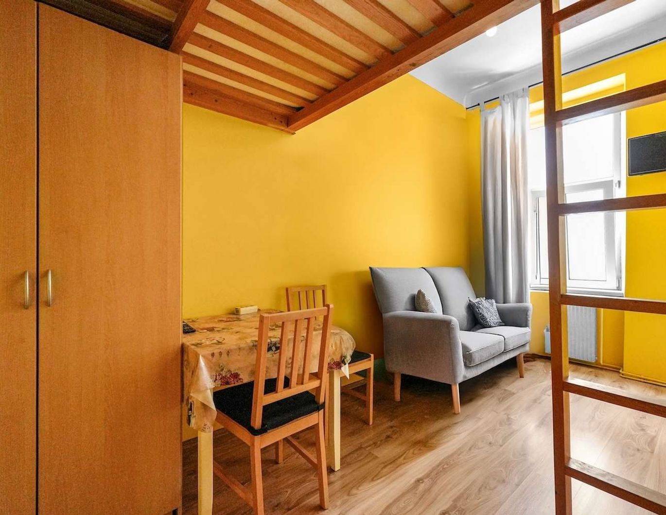 Effizient geschnittene Altbauwohnung mit 2 getrennten Schlafzimmern