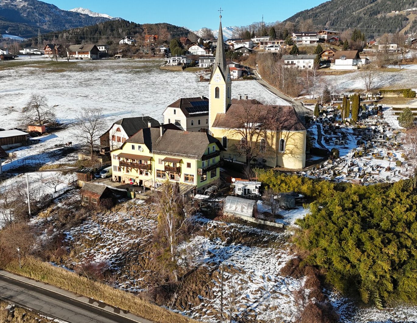 Nahe Seeboden am Millstätter See: Großzügiges Mehrparteienhaus. 260 m² Ausbaureserve. Investment mit Perspektive.