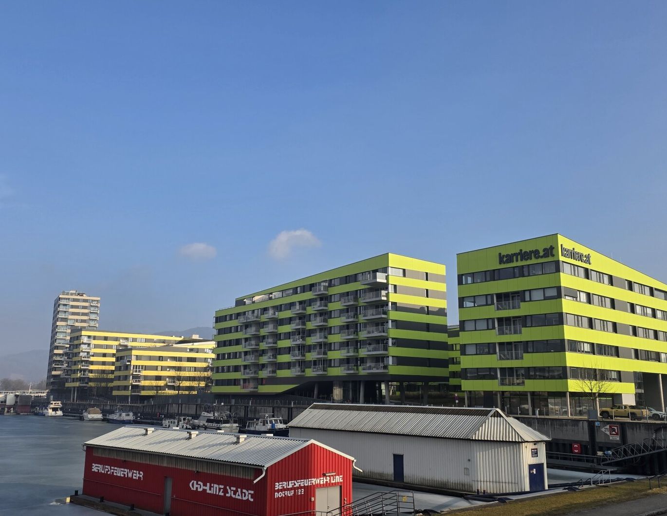 Modernes Wohnen am Winterhafen: Sonnige Loggia-Wohnung mit Donau-Flair